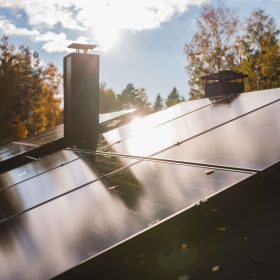 Aurinkosähköpaneelit keräävät sähköä auringon energiasta omakotitalon katolla.
