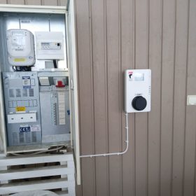 Sähköauton sähkökaappi ja latausasema omakotitalossa.