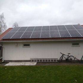 Aurinkosähköpaneelit asennettuna omakotitalon katolle.