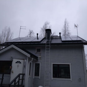 Omakotitalo, jonka katolle on asennettu aurinkosähköpaneelit.